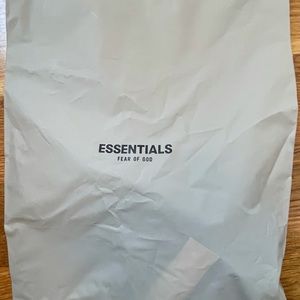 FEAR OF GOD ESSENTIALS. BIKER SHORT.